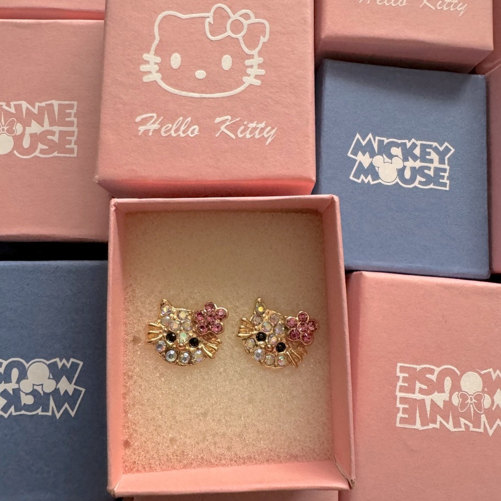 New hello kitty stud earrings w box